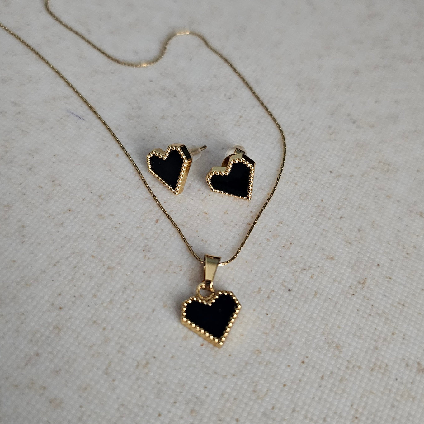 Queen of Hearts - Black