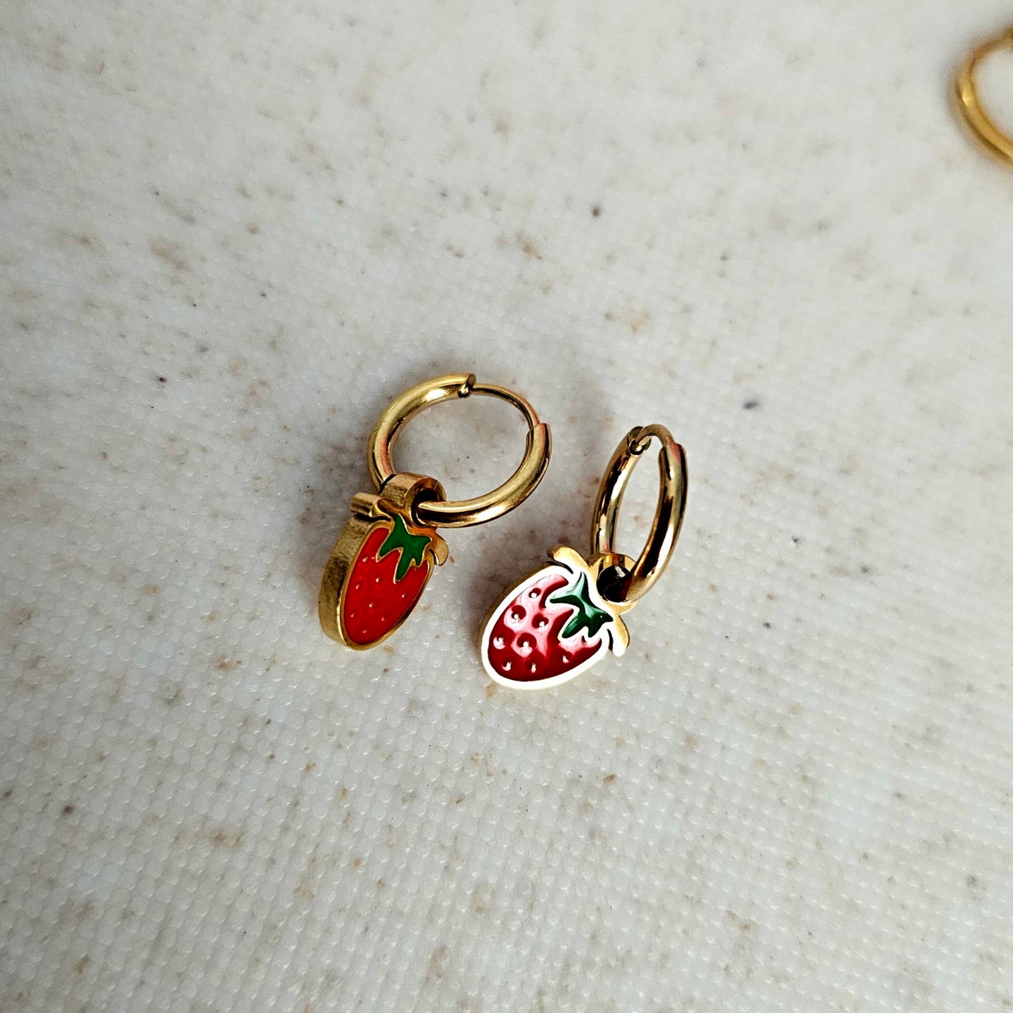 Strawberry Huggy Hoops Gold