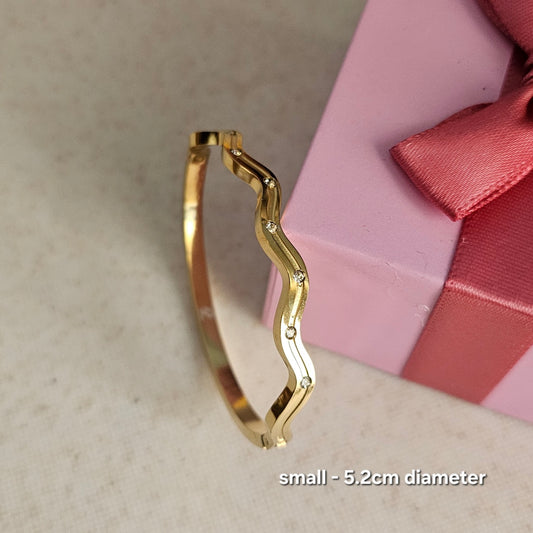 Wavy Bangle